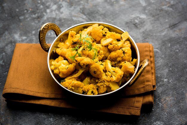 Trockener Gobi Masala oder Blumenkohl Sabzi in einer Schüssel serviert. selektiver Fokus