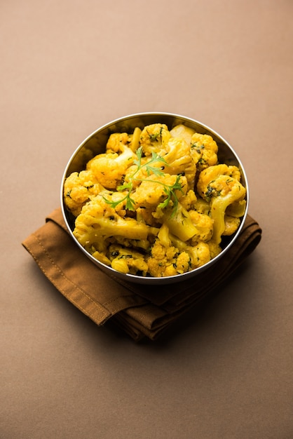 Trockener Gobi Masala oder Blumenkohl Sabzi in einer Schüssel serviert. selektiver Fokus