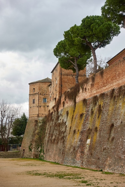 Trockener Graben und Befestigungsmauer in Santarcangelo di Romagna, Provinz Rimini, Italien