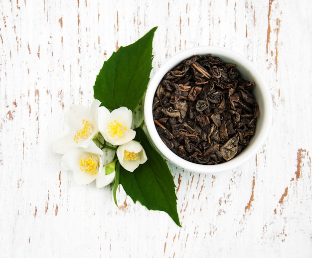 Trockener grüner Tee mit Jasminblüten