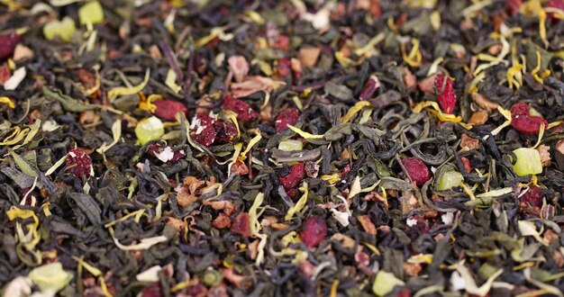 trockener grüner Tee mit Jasminblumen, Kalendula, Ananas-Schnitten