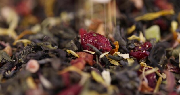 trockener grüner Tee mit Kalendula-Blüten, Goji-Beeren, Apfelscheiben