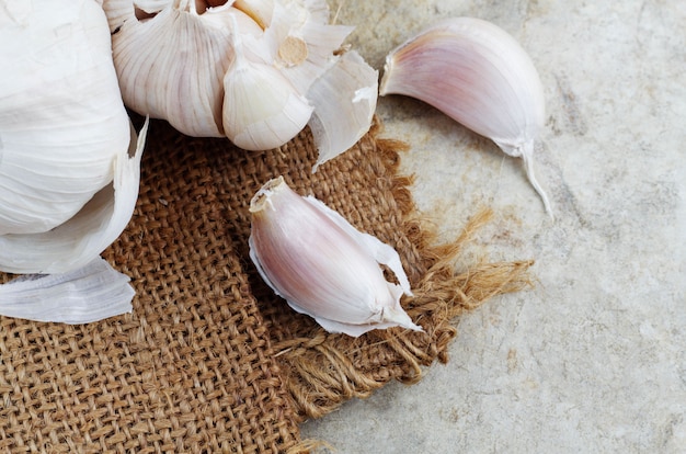 Trockener Knoblauch auf Sack.