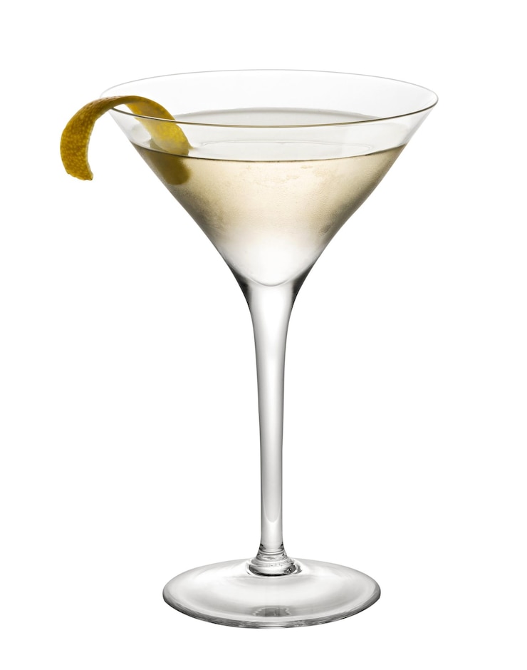 Foto trockener martini-cocktail mit zitronenschale