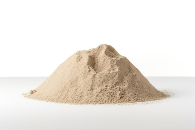 Trockener Sand auf schlichter weißer Oberfläche gestapelt