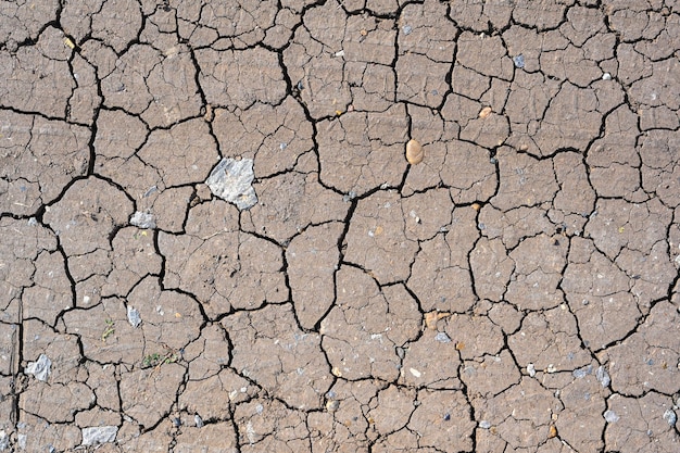 Trockener Schlamm, gebrochener Boden, Textur Trockenzeit, Hintergrund Trockenes und gebrochenes Land, trocken wegen Mangel an Regen, Auswirkungen des Klimawandels
