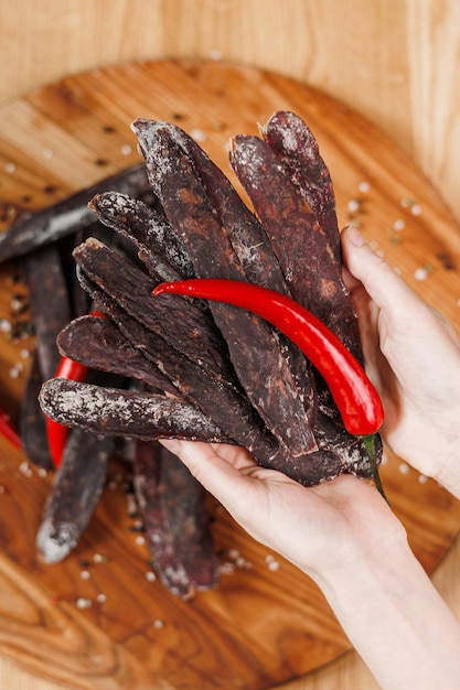 Foto trockenes fleisch mit gewürzen snack zum bier