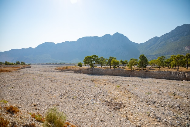 Trockenes Flussbett des Candir-Stroms in der Nähe von Antalya in der Türkei