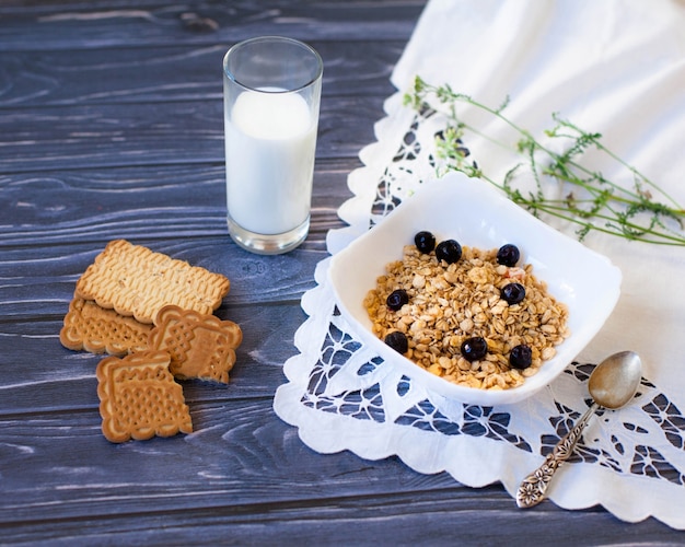 Trockenes gesundes Frühstück mit einem Glas Milch auf dem Tisch