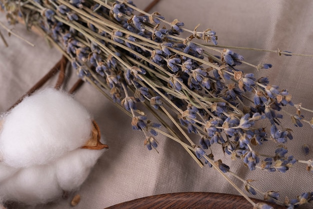 Trockenes Lavendelbündel auf Holzhintergrund auf einem Bio-Leinentuch-Holztisch mit Lavendel