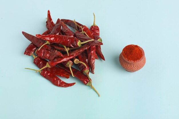 Trockenes rotes Chili und Pulver auf weißem Hintergrund.