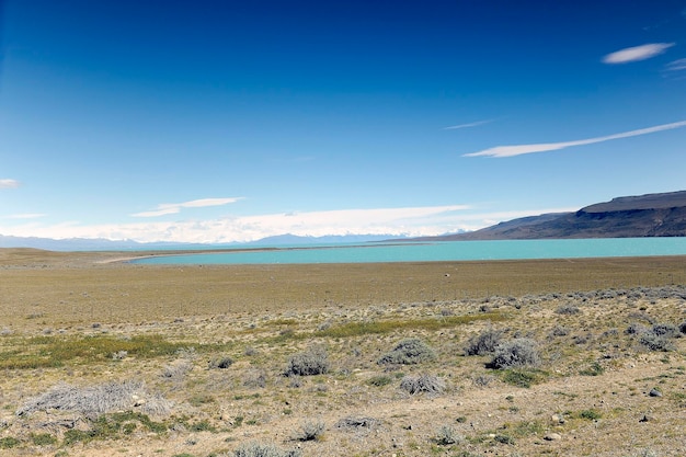 Trockenes Steppengrasland und Wüsten im argentinischen Patagonien