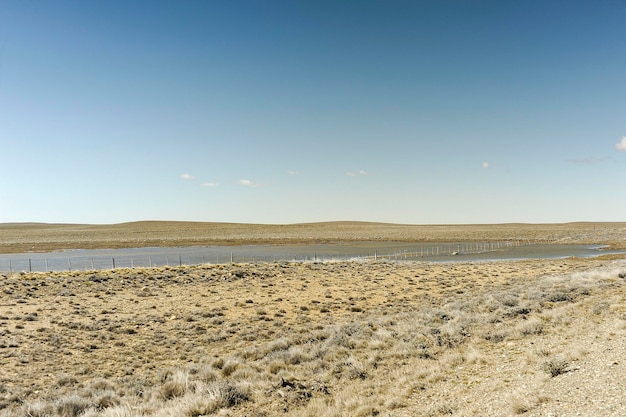 Trockenes Steppengrasland und Wüsten im argentinischen Patagonien