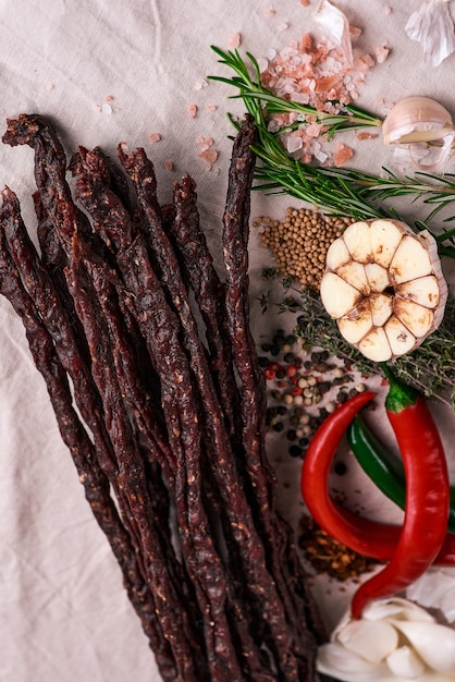 Trockenfleisch Fleisch ruckartig auf Tischdecke und Holzoberfläche