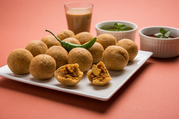 Trockenfrüchte Kachori ist eine kleine und runde Kugel, gefüllt mit Masala und Cashew usw., serviert mit Tomatenketchup und heißem Tee, Haldiram-Produkt