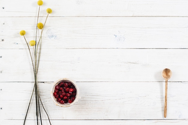 Trockenfrüchte mit Blumendekor auf Holztisch