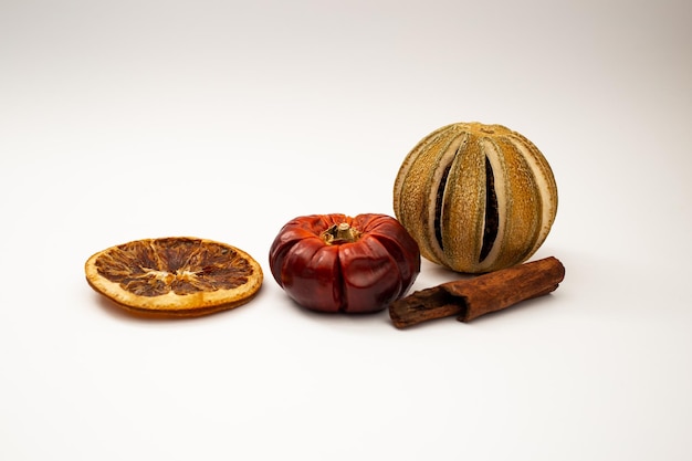 Trockenfrüchte Obst und Zimt auf weißem Hintergrund