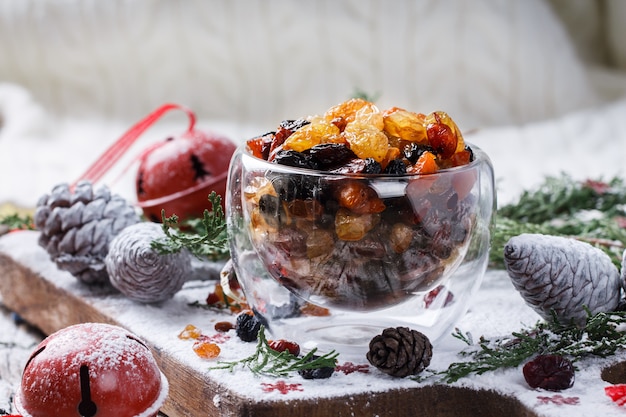 Trockenfrüchte und kandiertes Weihnachtsgeschenk,