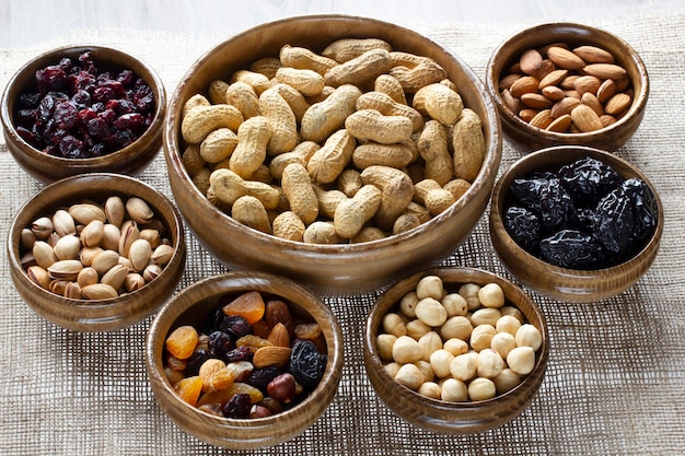 Trockenfrüchte und verschiedene Nüsse auf Tellern