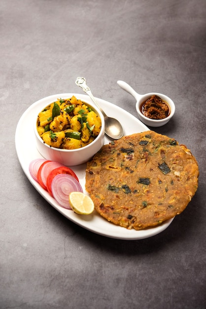 Trockenkartoffel-Gemüsebratenrezept mit Zwiebel oder Pyaj Paratha, serviert mit Mangogurke oder Achar. Indisches Essen