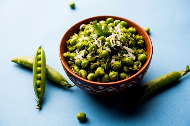 Trockenrezept mit grünen Erbsen oder Matar Ki Sookhi Sabji, serviert in einer Servierpfanne oder Terrakottaschüssel. Selektiver Fokus