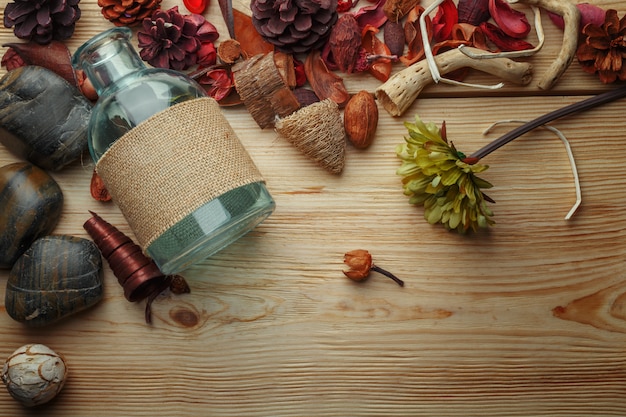 Trockenrinde- und Aromablumen auf einem Holztisch