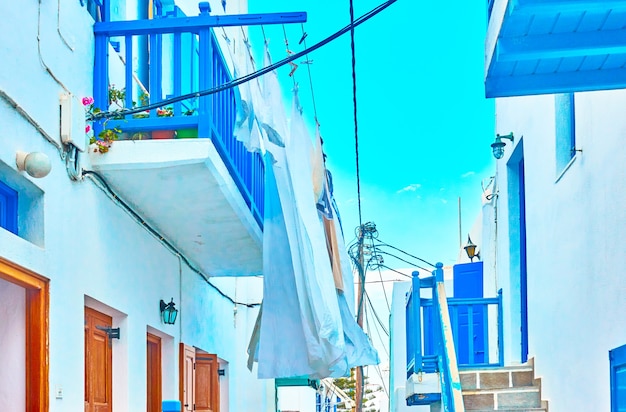 Trocknen von Kleidung auf dem Balkon in Mykonos, Griechenland