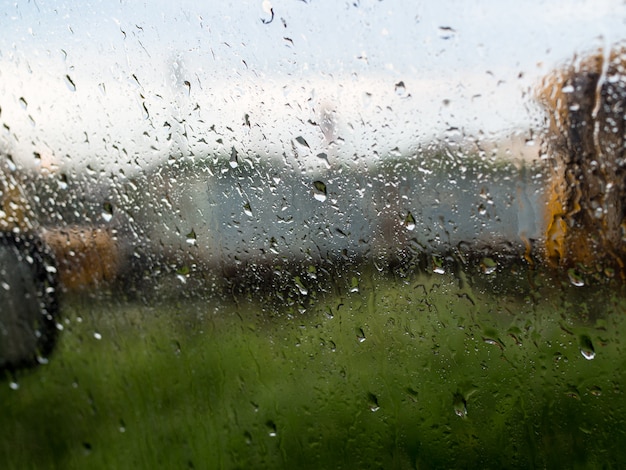 Tröpfchen auf der Windschutzscheibe