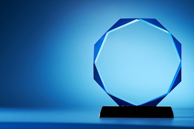 Foto trofeo de cristal contra el fondo azul.