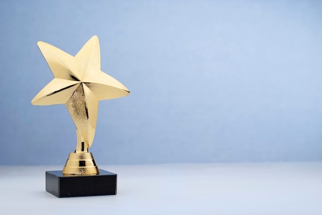 Trofeo dorado en forma de estrella para recompensar en el concurso