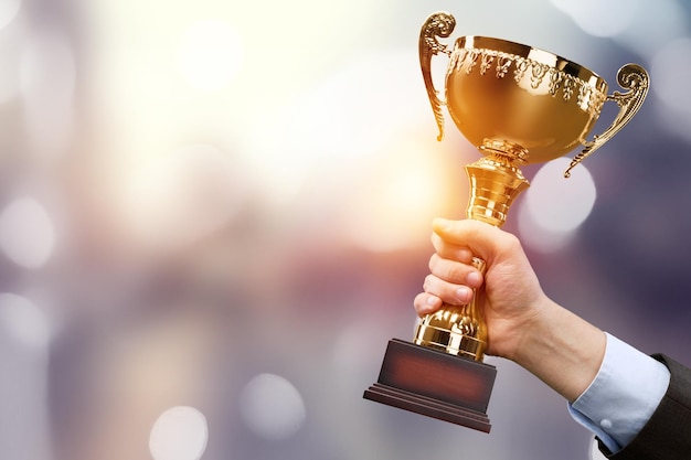 Troféu de campeão dourado para plano de fundo vencedor. Conceito de sucesso e realização.