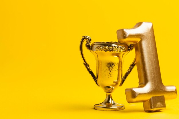 Troféu de conquista de vencedores de ouro em um fundo amarelo