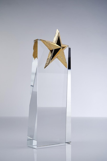 Troféu de cristal em forma de estrela contra fundo branco