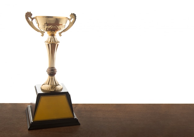 Troféu de ouro na mesa de madeira