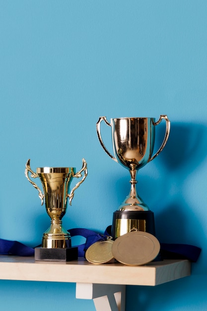 Troféus de close-up em uma prateleira