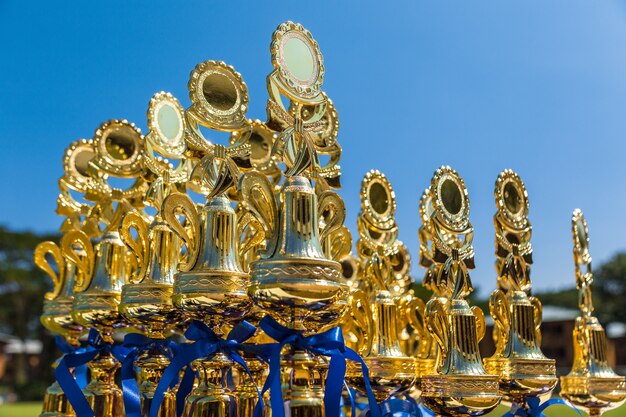 Troféus desportivos na mesa ao ar livre em dia de sol à espera de vencedores para reivindicar seu prêmio