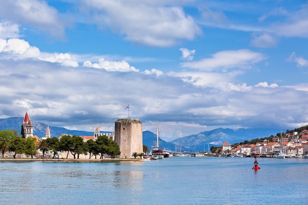Trogir é uma cidade histórica e um porto na costa do Adriático, na Croácia