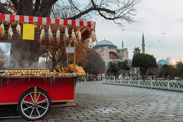 Trole com milho grelhado no Museu Hagia Sophia em Istambul. Comida de rua asiática, Istambul, Turquia