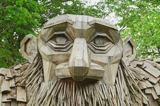 Troll de madeira gigante feito de resíduos de madeira na Dinamarca