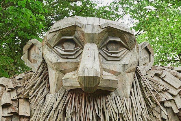 Troll gigante de madera hecho con residuos de madera en Dinamarca