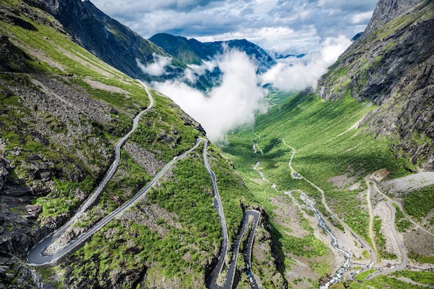 Troll's Path Trollstigen ou Trollstigveien sinuosa estrada de montanha na Noruega.