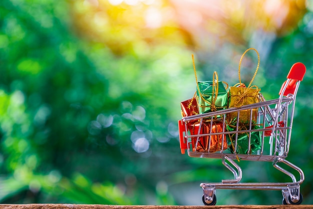 Trolley para supermercado o carrito de compras y cajas de regalo