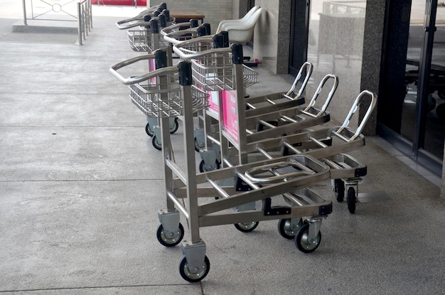 Foto trolley-tragetasche für passagiere am flughafen trang in thailand