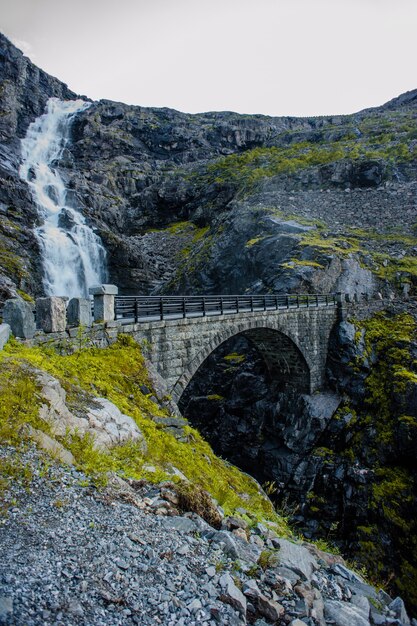 Trollstigen - carretera de montaña en Noruega. Vista desde arriba