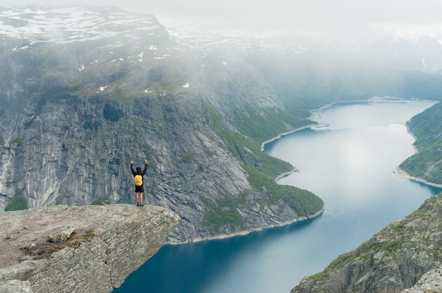 Trolltunga en Noruega es una belleza fabulosa