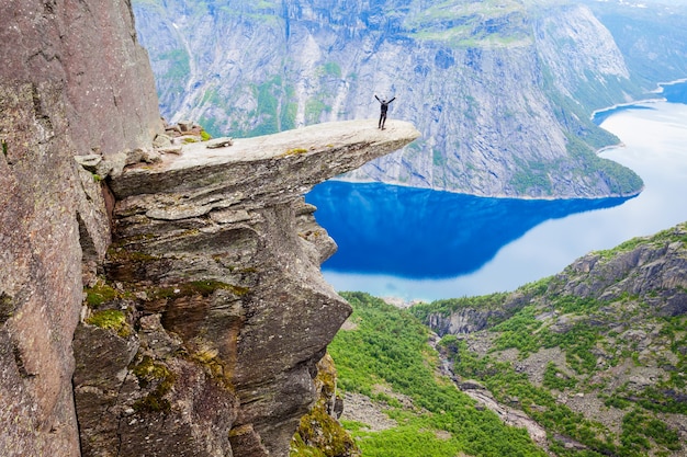 Trolltunga oder Trollzunge ist eine Felsformation am Hardangerfjord in der Nähe der Stadt Odda im norwegischen Hordaland