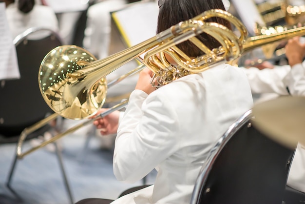 Foto trombón con actuación de orquesta en equipo