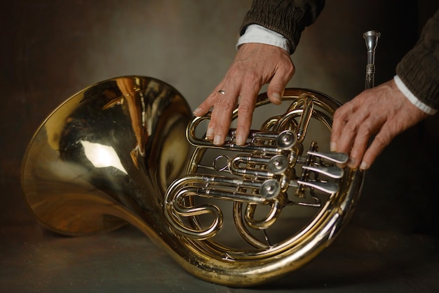 Foto trompa francesa um antigo instrumento musical de metal popular na música clássica de metais um instrumento belov