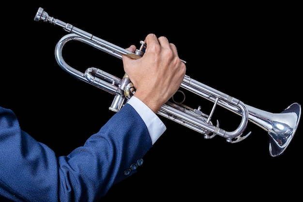 Foto trompeta musical clásica de fondo negro