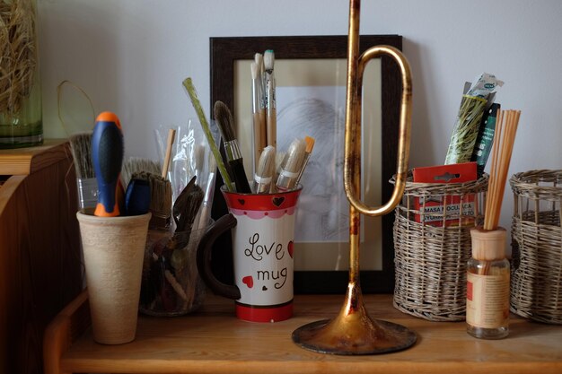 Foto trompeta con organizador de escritorio en la mesa en casa